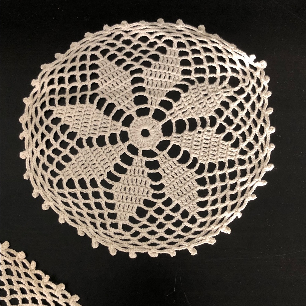 BUNDLE OF THREE VINTAGE CROCHET DOILIES - Picture 4 of 11